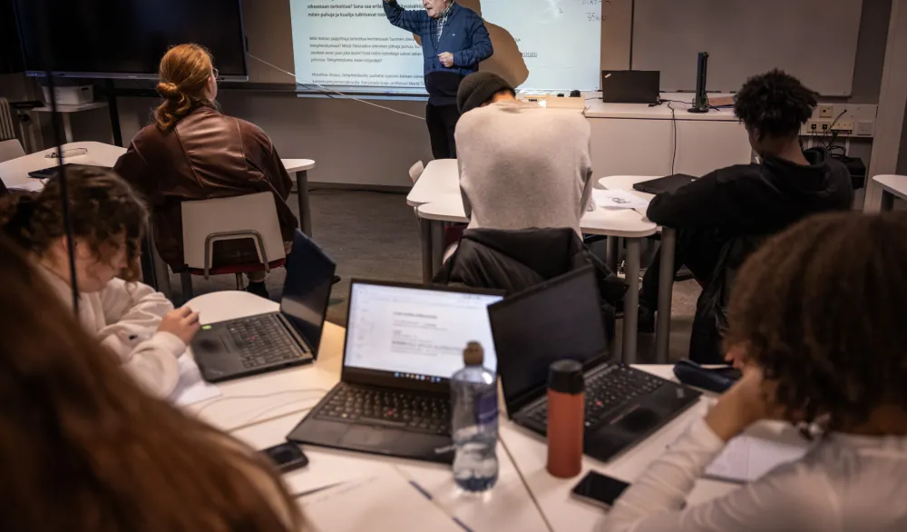 Profesor predaje učenicima o raspodjeli zaposlenosti na času u srednjoj &scaron;koli za medijske umjetnosti u Finskoj, 27. oktobra 2025. godine. Finska, oprezna zbog dezinformacija koje dolaze iz Moskve i &scaron;ire, ima prednost u odnosu na druge zemlje kada je riječ o prepoznavanju lažnih vijesti. Ali vje&scaron;tačka inteligencija predstavlja sasvim novi izazov. 
