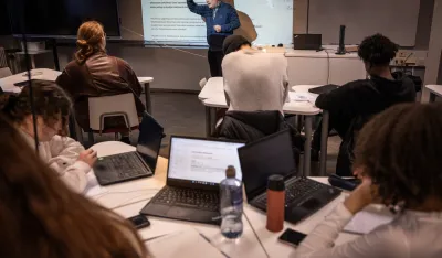 Profesor predaje učenicima o raspodjeli zaposlenosti na času u srednjoj &scaron;koli za medijske umjetnosti u Finskoj, 27. oktobra 2025. godine. Finska, oprezna zbog dezinformacija koje dolaze iz Moskve i &scaron;ire, ima prednost u odnosu na druge zemlje kada je riječ o prepoznavanju lažnih vijesti. Ali vje&scaron;tačka inteligencija predstavlja sasvim novi izazov. 