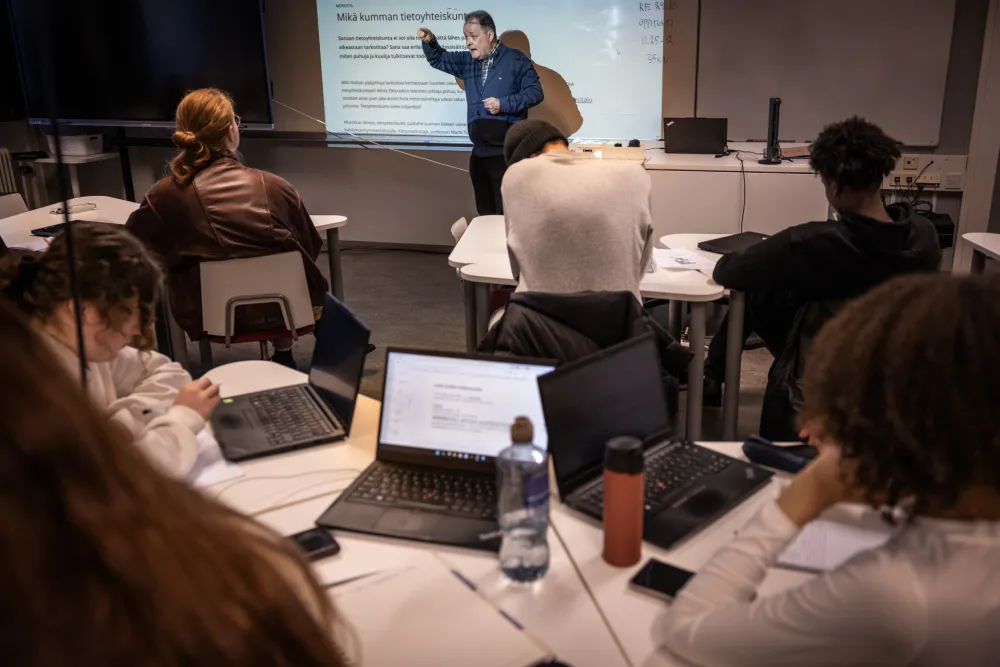 Profesor predaje učenicima o raspodjeli zaposlenosti na času u srednjoj &scaron;koli za medijske umjetnosti u Finskoj, 27. oktobra 2025. godine. Finska, oprezna zbog dezinformacija koje dolaze iz Moskve i &scaron;ire, ima prednost u odnosu na druge zemlje kada je riječ o prepoznavanju lažnih vijesti. Ali vje&scaron;tačka inteligencija predstavlja sasvim novi izazov. 