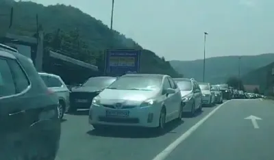 Velike gužve na graničnim prelazima, najduže kolone na Dobrakovu