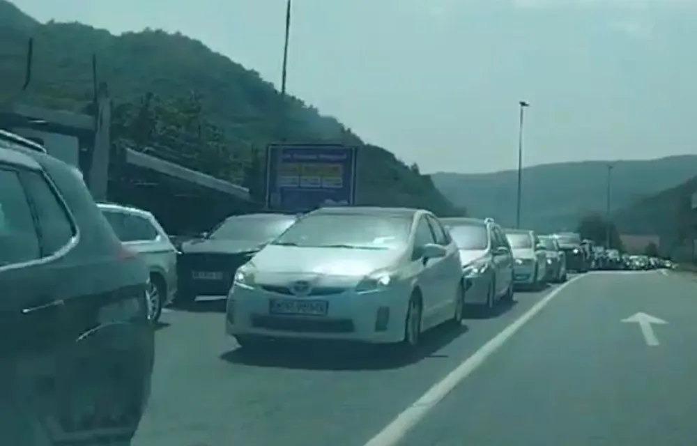 Velike gužve na graničnim prelazima, najduže kolone na Dobrakovu