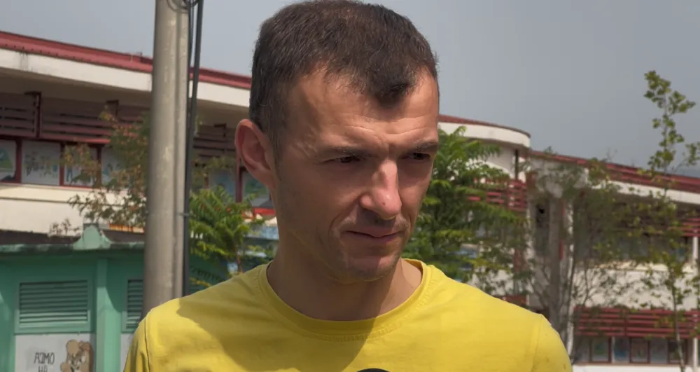 (VIDEO) Đaci do &scaron;kole "Dr Dragi&scaron;a Ivanović" idu kroz visoku travu i smeće