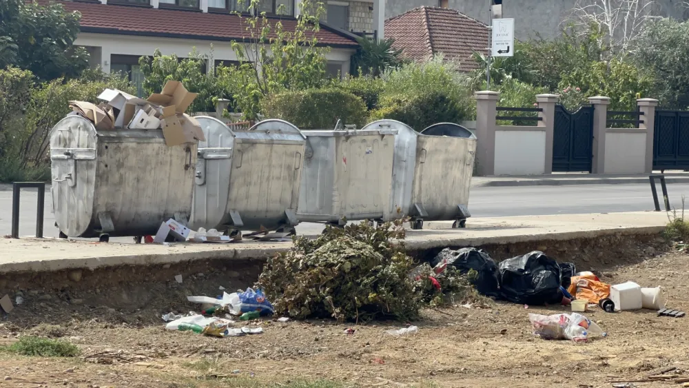 (VIDEO) Đaci do &scaron;kole "Dr Dragi&scaron;a Ivanović" idu kroz visoku travu i smeće
