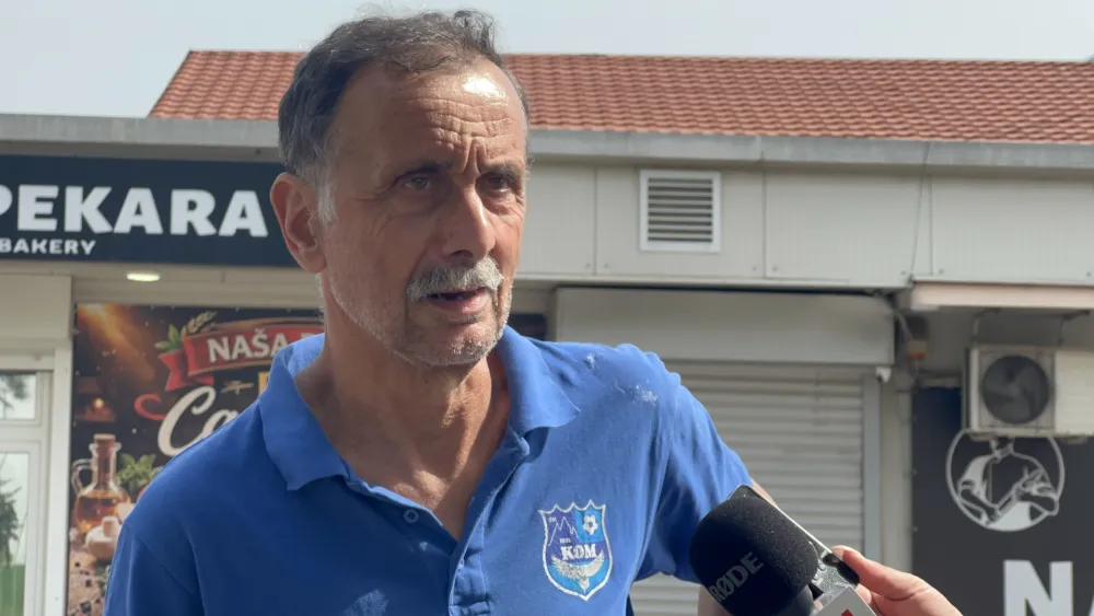 (VIDEO) Đaci do &scaron;kole "Dr Dragi&scaron;a Ivanović" idu kroz visoku travu i smeće