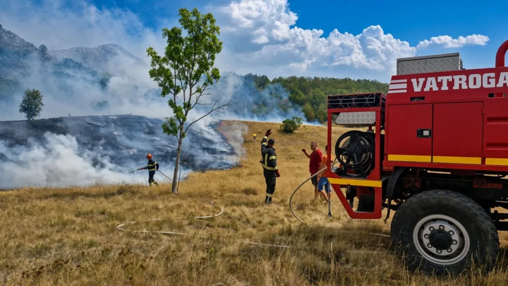 Sa opožarene Ježeve gore odjekuju detonacije