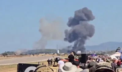 (VIDEO) Vojni avion se sru&scaron;io na aeromitingu u Grčkoj, potraga za dvojicom pilota