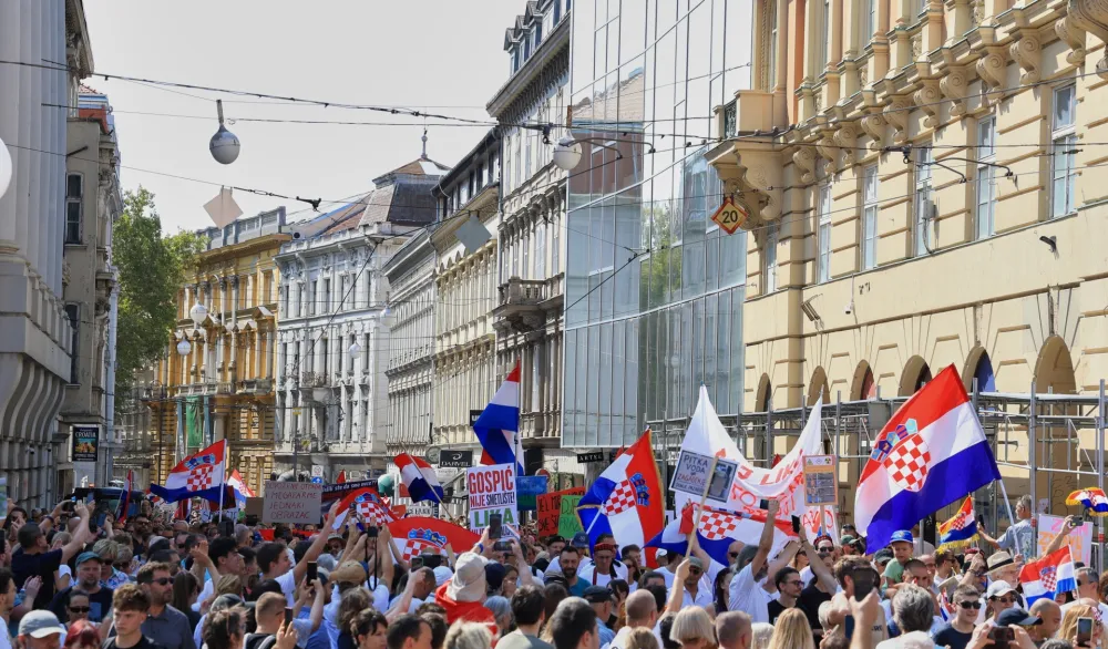 Protest zbog ilegalnog otpada okupio desetine hiljada građana u Zagrebu