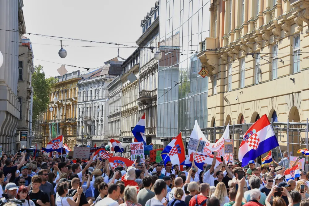 Protest zbog ilegalnog otpada okupio desetine hiljada građana u Zagrebu
