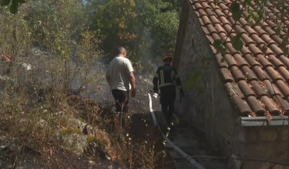Nik&scaron;ićki vatrogasci spa&scaron;avaju kuće u Klenku, jedna već izgorjela, stradale i pčele i &scaron;tala