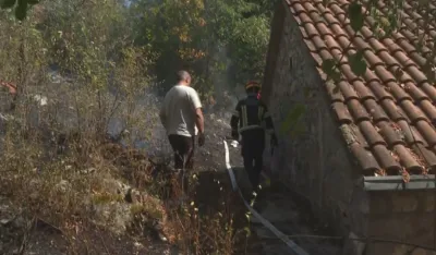 Nik&scaron;ićki vatrogasci spa&scaron;avaju kuće u Klenku, jedna već izgorjela, stradale i pčele i &scaron;tala