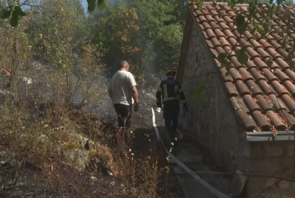 Nik&scaron;ićki vatrogasci spa&scaron;avaju kuće u Klenku, jedna već izgorjela, stradale i pčele i &scaron;tala