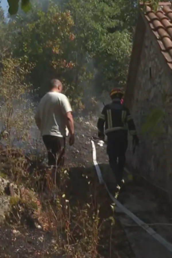 Nik&scaron;ićki vatrogasci spa&scaron;avaju kuće u Klenku, jedna već izgorjela, stradale i pčele i &scaron;tala