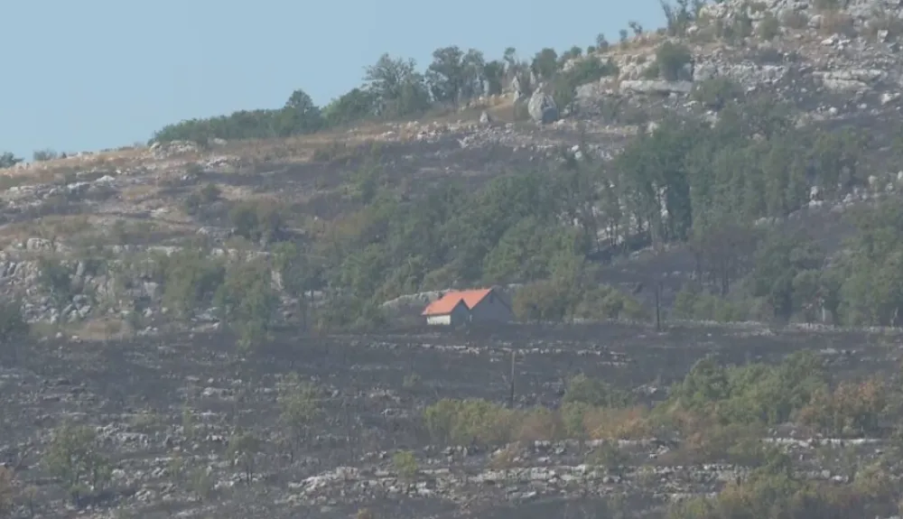 Nik&scaron;ićki vatrogasci spa&scaron;avaju kuće u Klenku, jedna već izgorjela, stradale i pčele i &scaron;tala