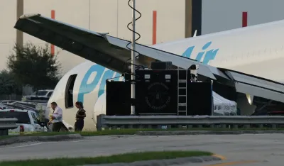 (VIDEO) Majami: Avion izletio sa piste i udario u vozila, petoro poginulih