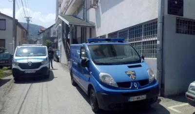Majka djevojčice nastavila protest ispred suda: Ostaću dok osuđeni ne bude iza re&scaron;etaka