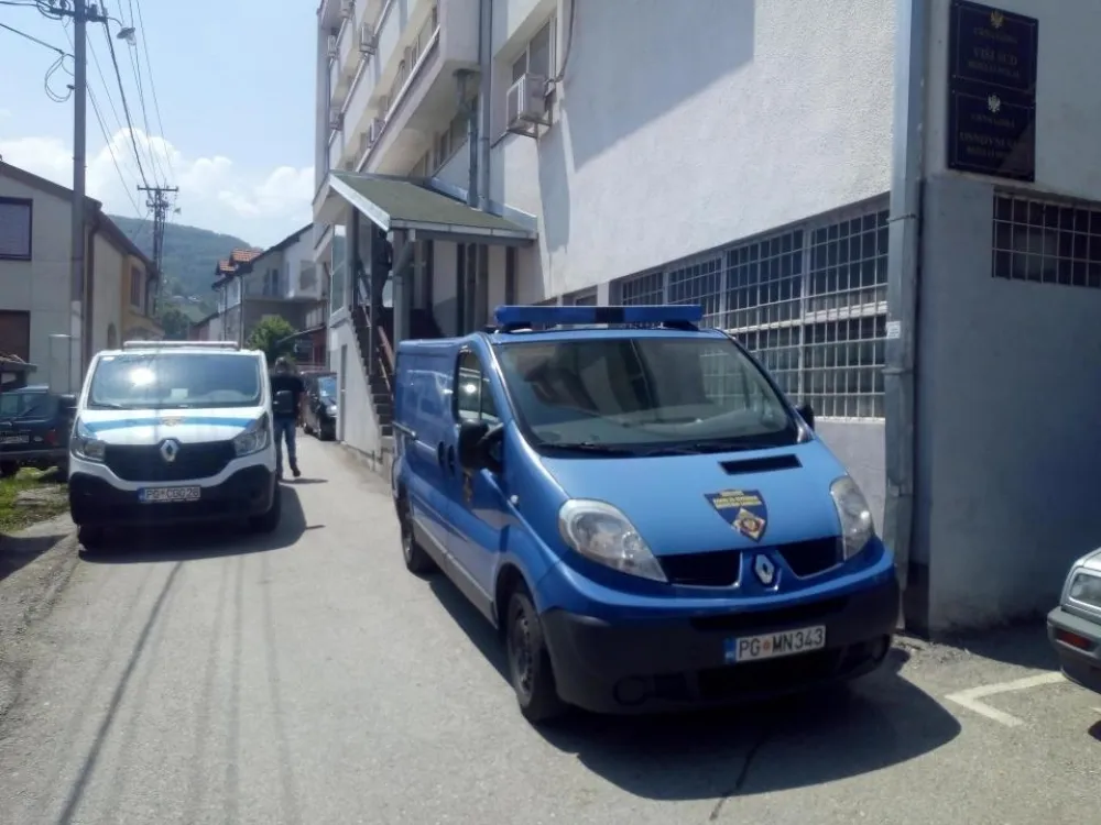 Majka djevojčice nastavila protest ispred suda: Ostaću dok osuđeni ne bude iza re&scaron;etaka