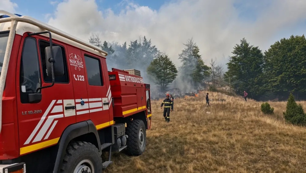 Vatrogasci i mje&scaron;tani zajedno odbranili objekte: U Klеnкu nijе izgоrjеlа nijеdnа кućа
