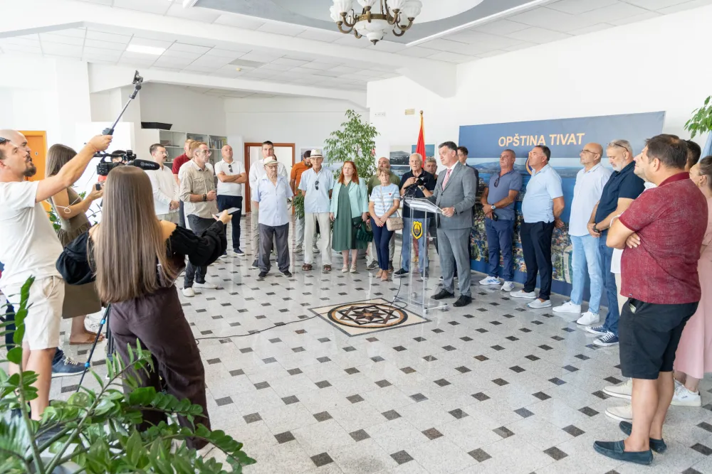 Komnenović i Brinić: Dosada&scaron;nja većina vi&scaron;e ne postoji, NSD formira novu sa DPS-om