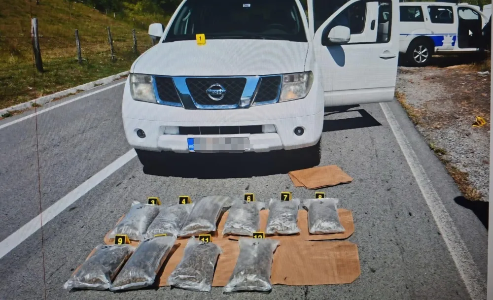 Bježao od policije, ostavio vozilo i drogu: Zaplijenjeno vi&scaron;e od 11 kilograma marihuane