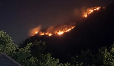 Vatra na stotinak metara od porte Manastira Ostrog, vatrogascima otežan pristup