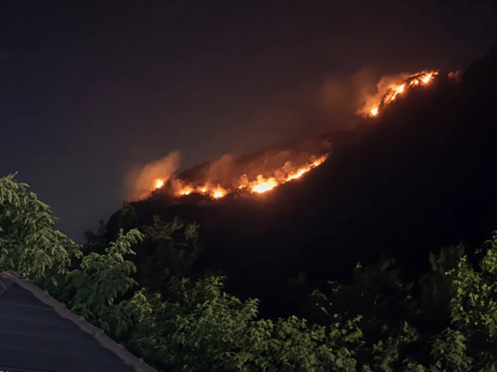 Vatra na stotinak metara od porte Manastira Ostrog, vatrogascima otežan pristup