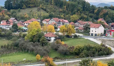 Mje&scaron;tani Beransela&nbsp;bez rasvjete, trotoara i autobuskog stajali&scaron;ta