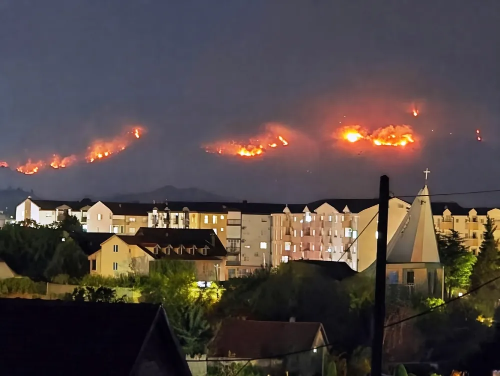 Požar kod Ostroga pod kontrolom, danas stižu helikopteri