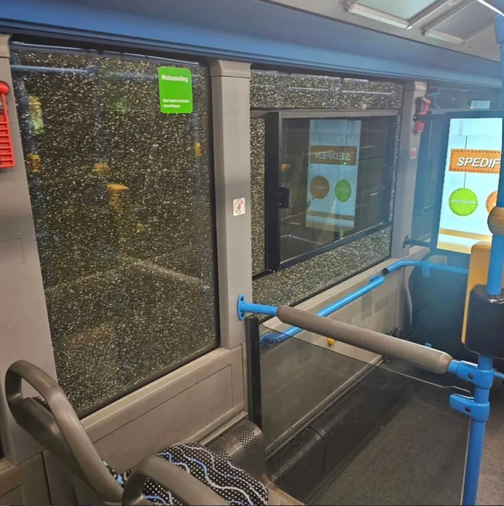 Kamenovan autobus na liniji l19, pričinjena veća materijalna &scaron;teta