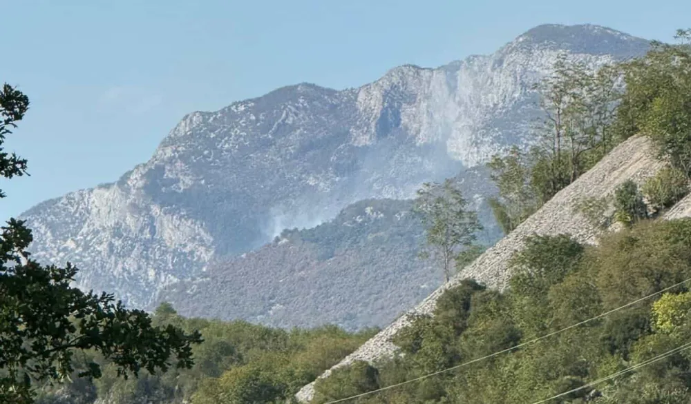 (VIDEO) Požari na vi&scaron;e lokacija u Nik&scaron;iću, opet gori kod manastira Ostrog