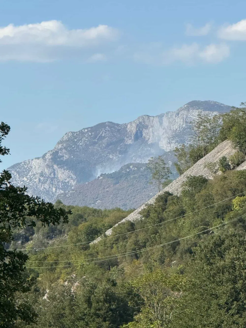 (VIDEO) Požari na vi&scaron;e lokacija u Nik&scaron;iću, opet gori kod manastira Ostrog
