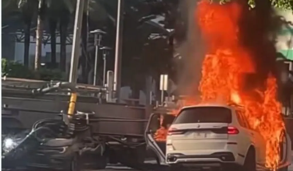 (VIDEO) Stroj pao na automobil i kontejner s radnicima u Miamiju: Četvoro zavr&scaron;ilo u bolnici