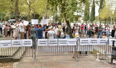Protest roditelja ispred Ustavnog suda