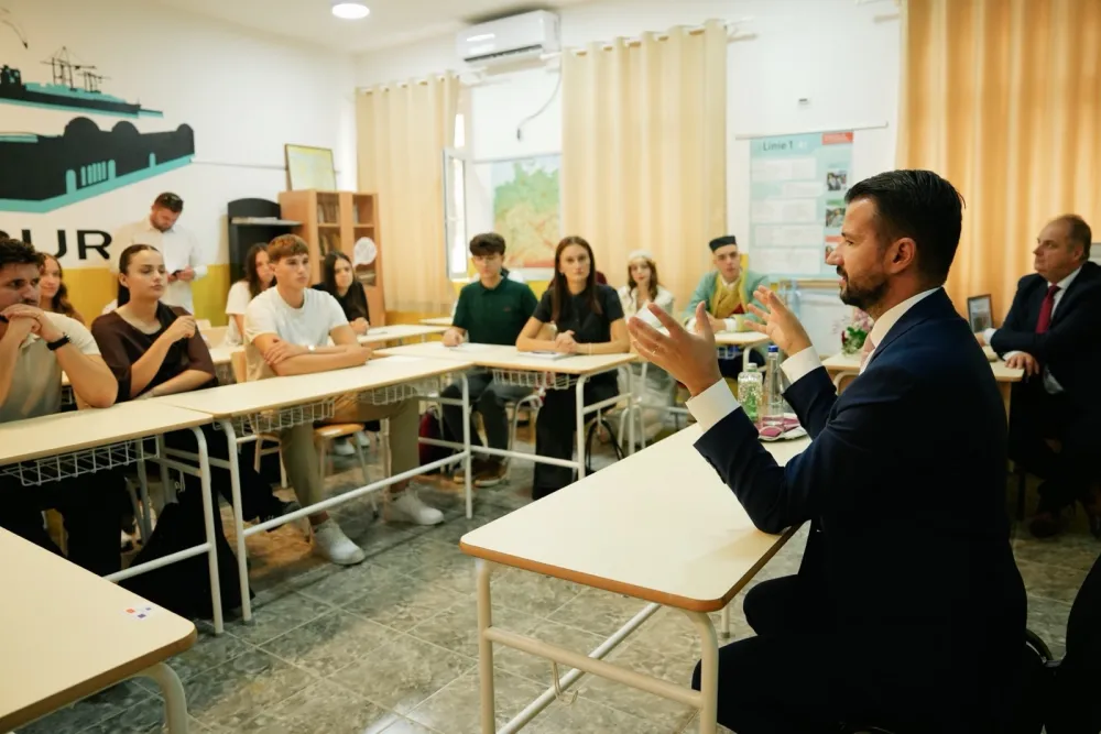 Milatović posjetio &scaron;kole u Ulcinju: Svako dijete mora imati jednaku &scaron;ansu da uspije