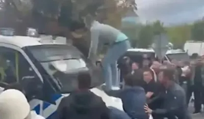 (VIDEO) Haos u Hagu nakon presude Tačiju, reagovala policija; Protesti i u Pri&scaron;tini