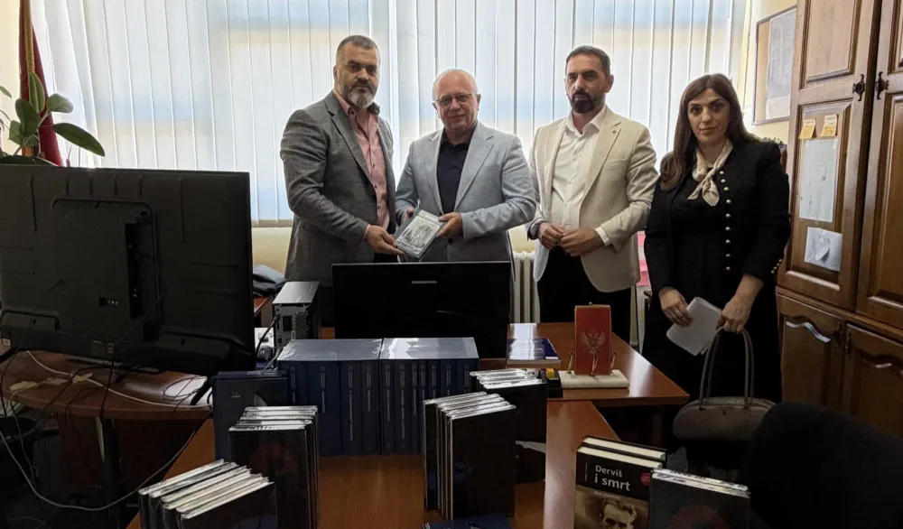 Bo&scaron;njačko vijeće doniralo lektire Gimnaziji i Medresi u Rožajama