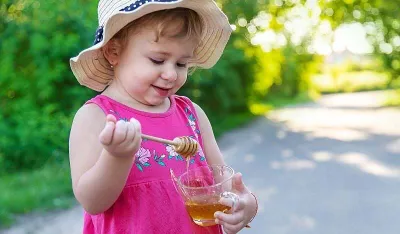 Kada je pravo vrijeme za uvođenje meda u ishranu bebe