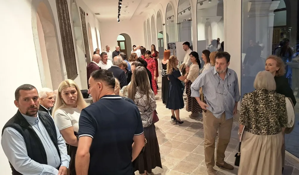 Бројна публика дошла је на отварање