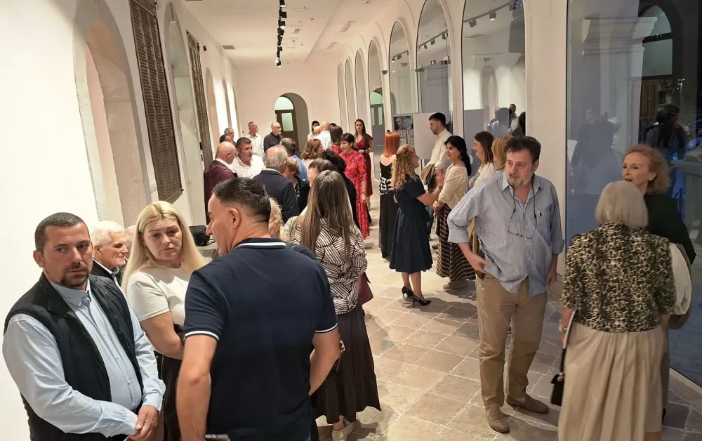 Бројна публика дошла је на отварање