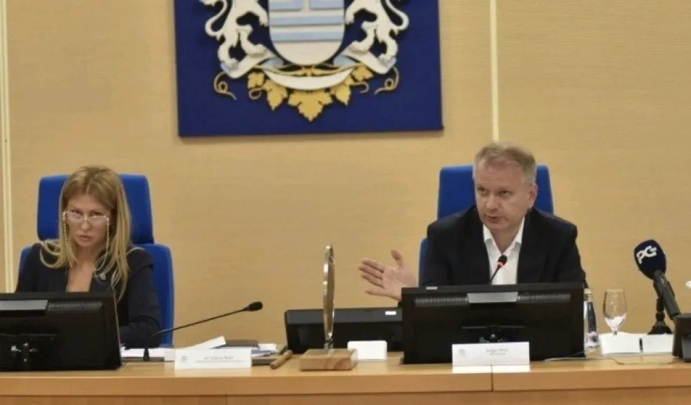 Parlament bez sekretara, čeka se Perićev potez