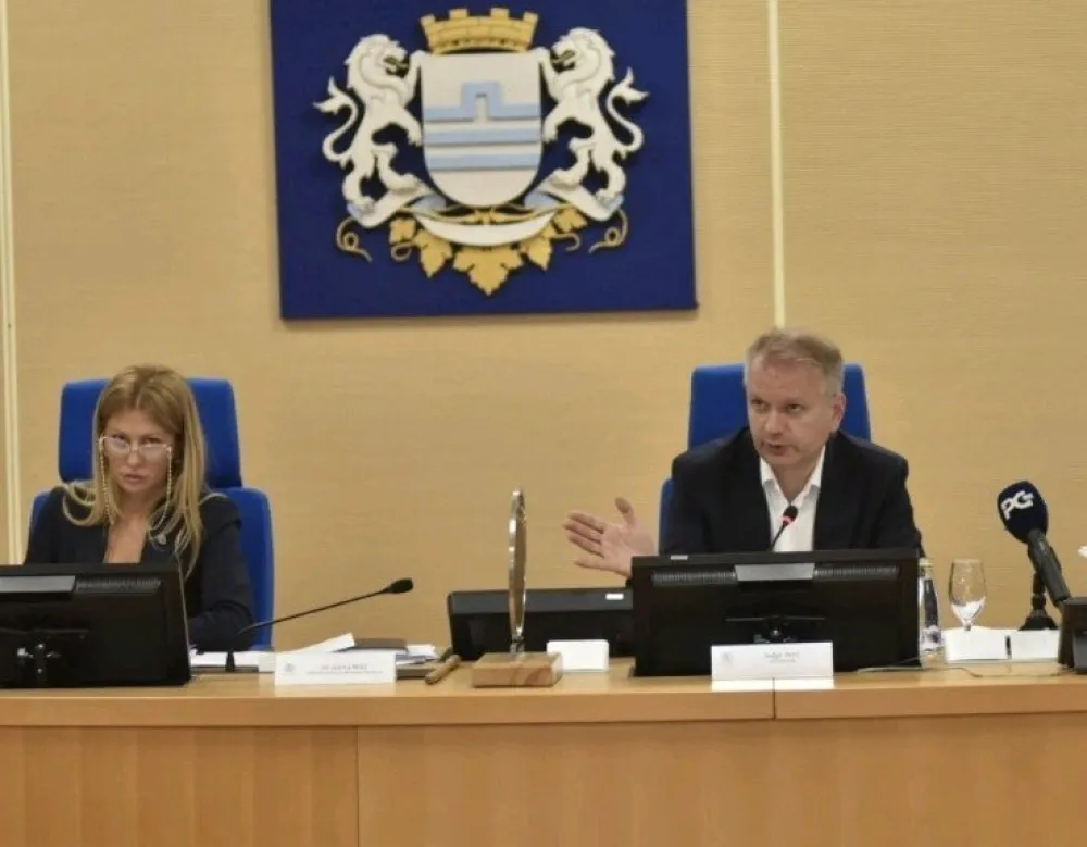 Parlament bez sekretara, čeka se Perićev potez