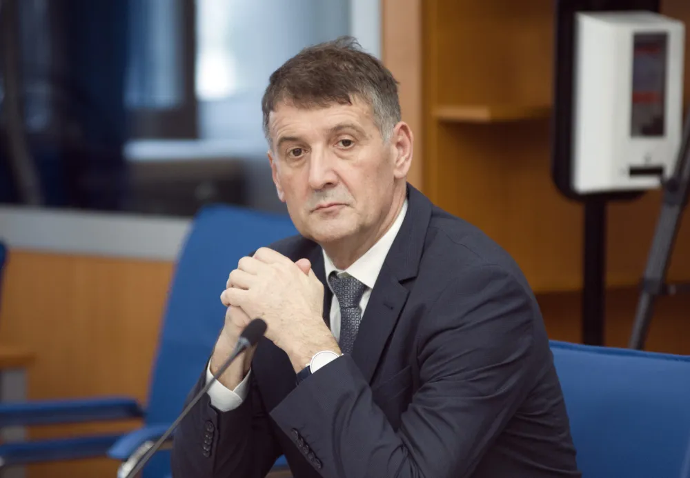 Vlada&nbsp;nije ponudila nijednu analizu za drastično povećanje plata:&nbsp;"Euro model" na crnogorski način