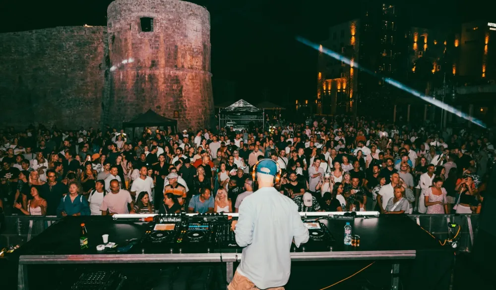 Na prepunom trgu u Budvi nastupili Eric Prydz, Mathame i Burkakke