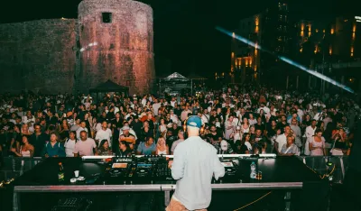 Na prepunom trgu u Budvi nastupili Eric Prydz, Mathame i Burkakke