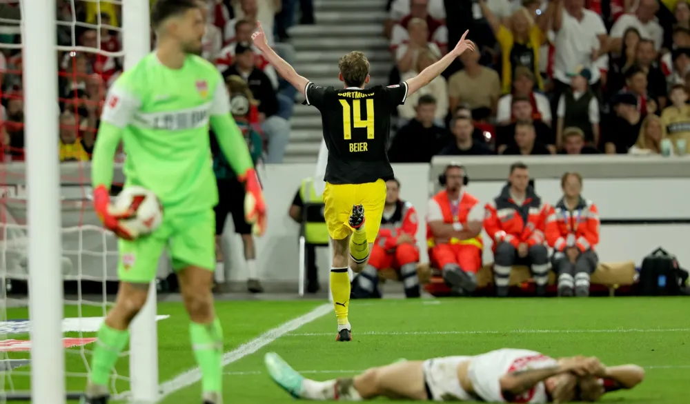 Bejer proslavlja gol