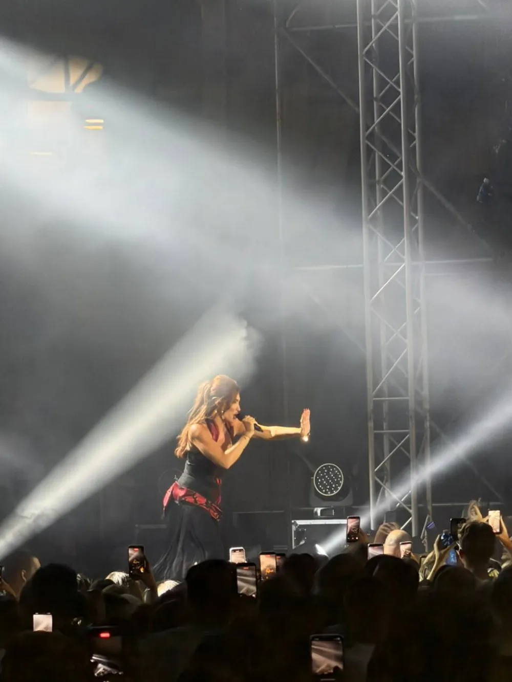 (VIDEO/FOTO) Spektakl u Bemax Areni: Senidah bacila Podgoricu u "beut"