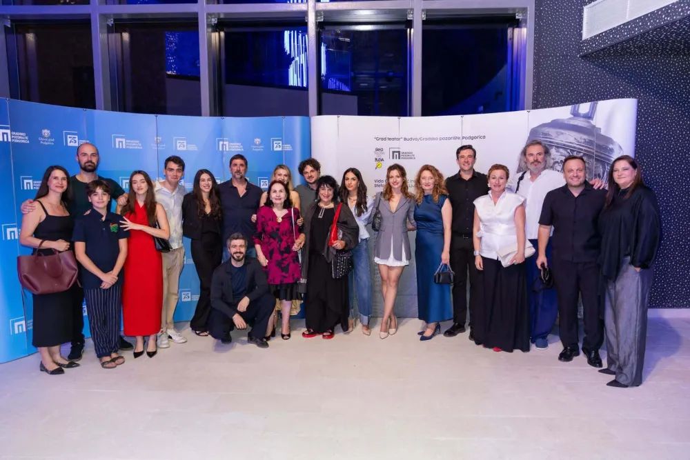Zajednička fotografija za sjećanje na podgoričku premijeru i otvaranje vrata nove zgrade