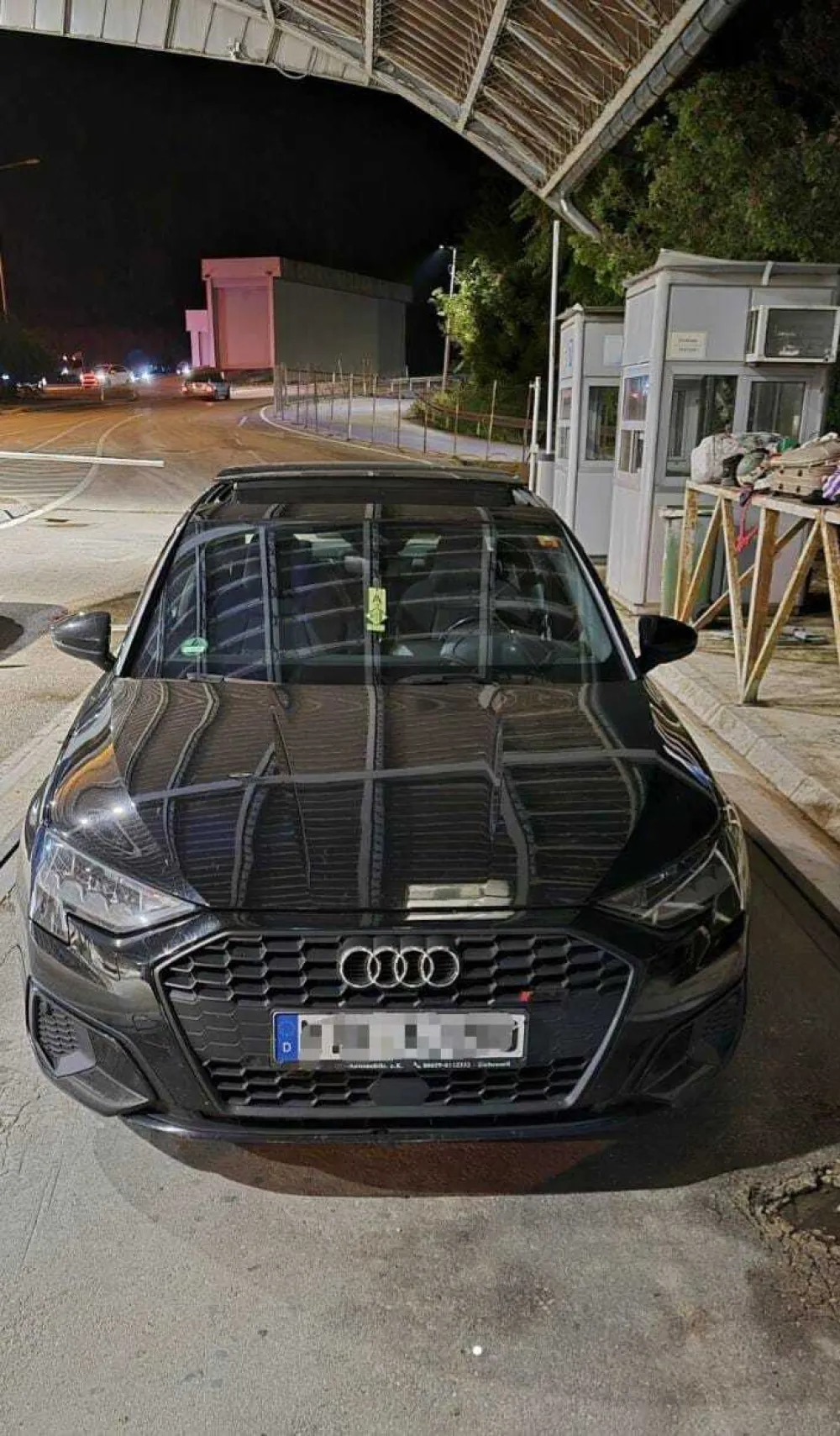 Na Debelom brijegu odezet automobil, uhap&scaron;ena i jedna osoba osumnjičena za falsifikovanje dozvole