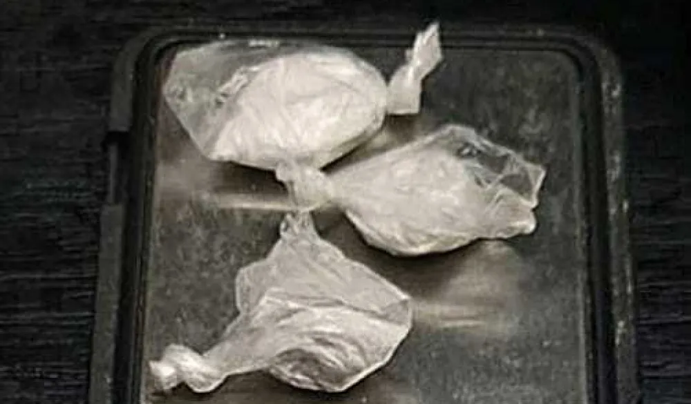 Budva: Zaplijenjeno pet pakovanja kokaina i 53 tablete opojnih droga, uhap&scaron;ene dvije osobe