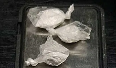 Budva: Zaplijenjeno pet pakovanja kokaina i 53 tablete opojnih droga, uhap&scaron;ene dvije osobe