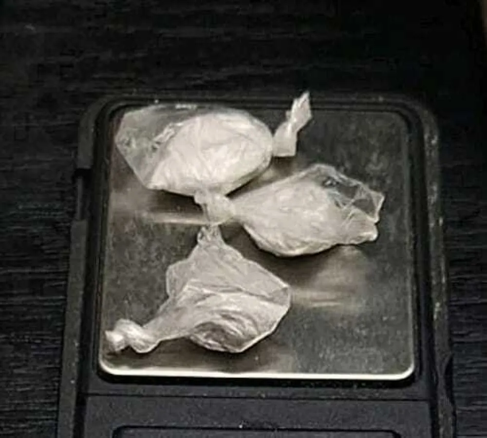 Budva: Zaplijenjeno pet pakovanja kokaina i 53 tablete opojnih droga, uhap&scaron;ene dvije osobe